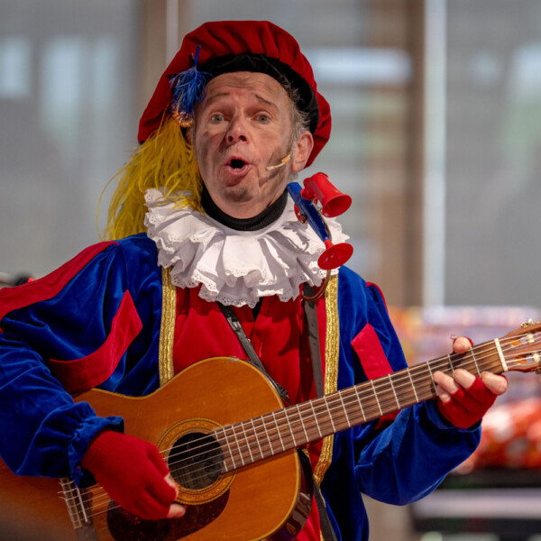 De Liedjespiet boekt u bij www.zorg-artiesten.nl