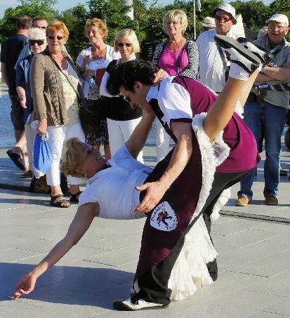 rock & roll dansdemostratie boekt u bij info@zorg-artiesten.nl