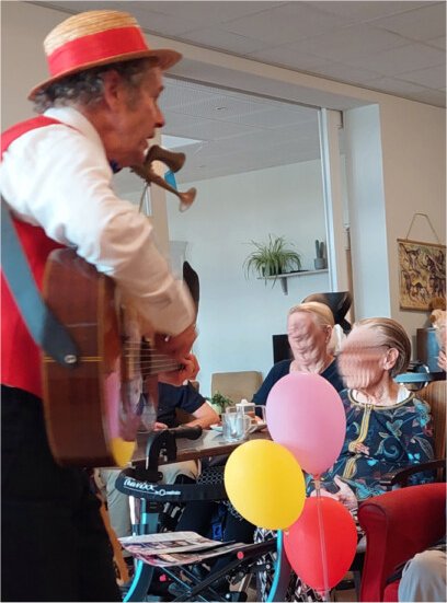 Pret Troubadour boekt u bij www.zorg-artiesten.nl