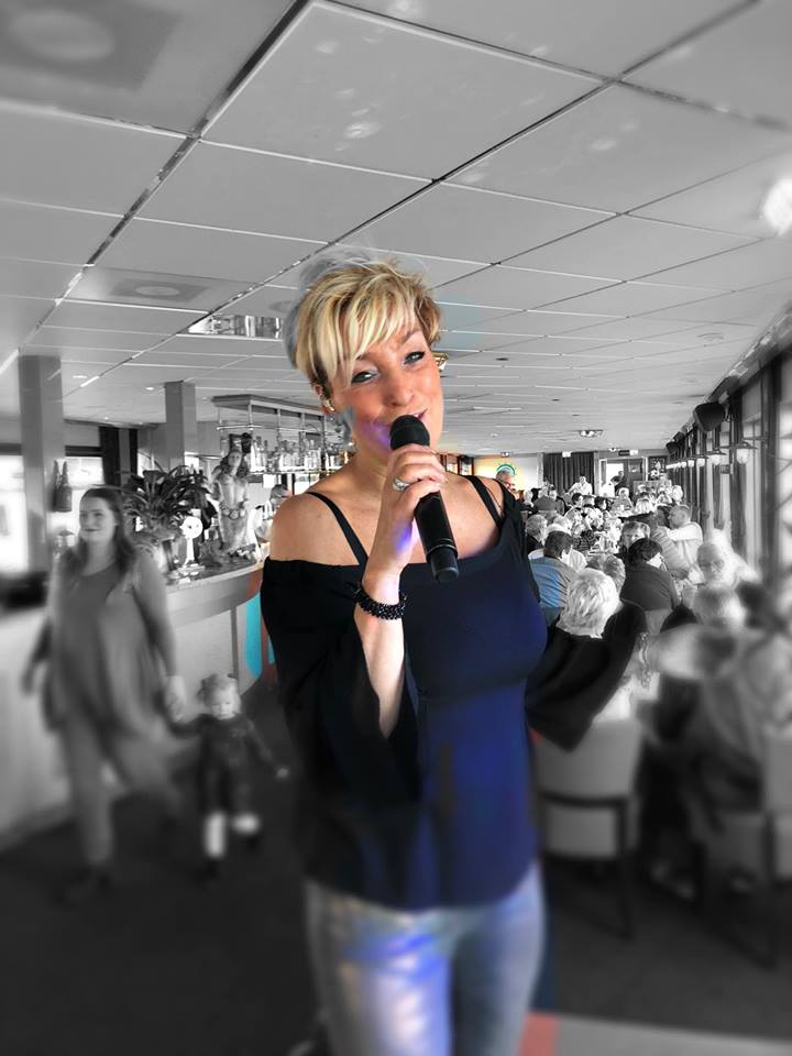 Zangeres Belinda boekt u bij www.zorg-artiesten.nl