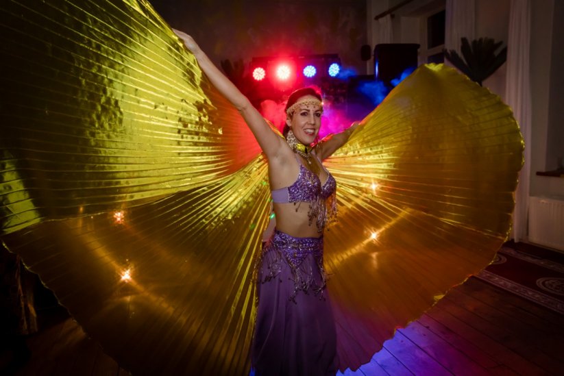 Exotische dansshow boekt u bij www.zorg-artiesten.nl