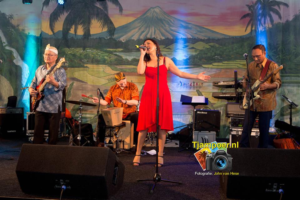 Dona en de Gado's seniorenshow boekt u bij www.zorg-artiesten.nl