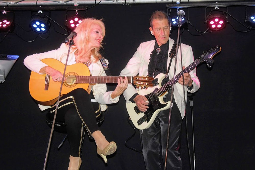 Saskia en Serge boekt u bij www.zorg-artiesten.nl